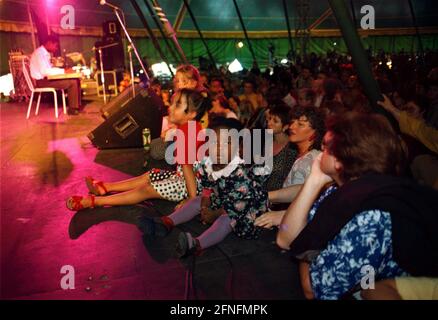 "Berlin-Tiergarten, DEU, 17.08.1996, evento "Heimatklaenge" al Tempodrom nel Tiergarten, "Sinbads Reise", tenda, [traduzione automatizzata]" Foto Stock