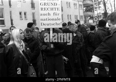 Berlino-Tegel, 05.12.1998, NPD marciò di fronte alla prigione di Tegel, chiedendo il rilascio del funzionario della NPD Frank Schwerdt, che sta servendo tempo a Tegel per incitamento della gente, tra le altre cose, [traduzione automatizzata] Foto Stock