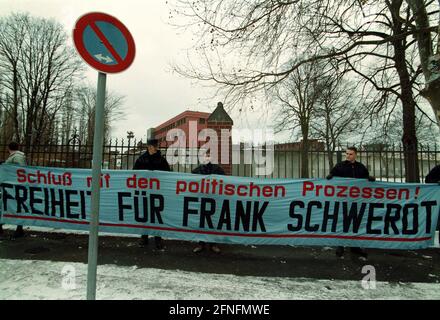 Berlino-Tegel, 05.12.1998, NPD marciò di fronte alla prigione di Tegel, chiedendo il rilascio del funzionario della NPD Frank Schwerdt, che sta servendo tempo a Tegel per incitamento della gente, tra le altre cose, [traduzione automatizzata] Foto Stock