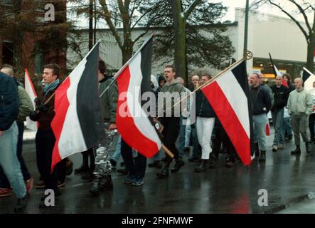 Berlino-Tegel, 05.12.1998, NPD marciò di fronte alla prigione di Tegel, chiedendo il rilascio del funzionario della NPD Frank Schwerdt, che sta servendo tempo a Tegel per incitamento della gente, tra le altre cose, [traduzione automatizzata] Foto Stock