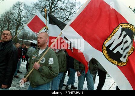 Berlino-Tegel, 05.12.1998, NPD marciò di fronte alla prigione di Tegel, chiedendo il rilascio del funzionario della NPD Frank Schwerdt, che sta servendo tempo a Tegel per incitamento della gente, tra le altre cose, [traduzione automatizzata] Foto Stock