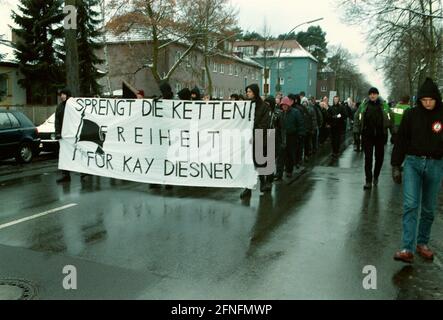 "Berlino-Tegel, 5 dicembre 1998, la NPD marzo di fronte alla prigione di Tegel, chiedendo il rilascio del funzionario della NPD Frank Schwerdt, che si trova a Tegel per incitamento alla popolazione, tra l'altro, ma anche bandiere come: ''rompere le catene!, Freedom for Kay Diesnser'' potrebbe essere visto, [traduzione automatizzata]' Foto Stock