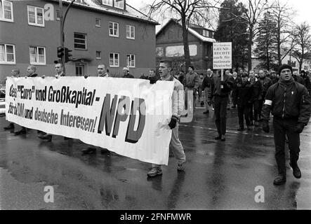 Berlino-Tegel, 05.12.1998, NPD marciò di fronte alla prigione di Tegel, chiedendo il rilascio del funzionario della NPD Frank Schwerdt, che sta servendo tempo a Tegel per incitamento della gente, tra le altre cose, [traduzione automatizzata] Foto Stock