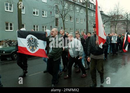 Berlino-Tegel, 05.12.1998, NPD marciò di fronte alla prigione di Tegel, chiedendo il rilascio del funzionario della NPD Frank Schwerdt, che sta servendo tempo a Tegel per incitamento della gente, tra le altre cose, [traduzione automatizzata] Foto Stock