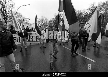 Berlino-Tegel, 05.12.1998, NPD marciò di fronte alla prigione di Tegel, chiedendo il rilascio del funzionario della NPD Frank Schwerdt, che sta servendo tempo a Tegel per incitamento della gente, tra le altre cose, [traduzione automatizzata] Foto Stock