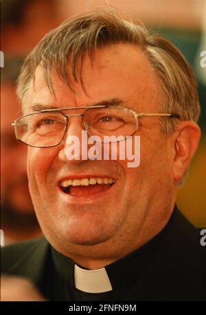 Berlino-Weissensee, DEU, 09.05.1998, Mons. Karl Lehmann, Presidente della Conferenza Episcopale tedesca, partito di strada per l'apertura a livello nazionale della settimana per la vita 1998 nella Chiesa Parrocchiale cattolica di San Giuseppe a Berlino-Weissensee, [traduzione automatizzata] Foto Stock