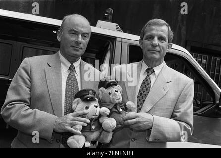 Germania, Berlino, 03.06.1998, incontro stampa con orsacchiotti, senatore dell'interno Schönbohm e il presidente della polizia Saberschinsky, i veicoli della polizia di Berlino dovrebbero essere più bambini-friendly ed essere dotati di orsacchiotti ..., . [traduzione automatizzata] Foto Stock