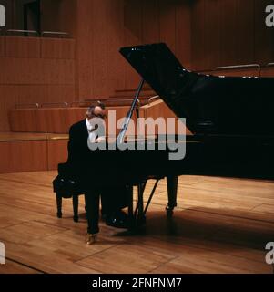 Alfred Brendel, pianista Österreichischer, bei einem Konzert, 1980. Alfred Brendel, pianista austriaco, durante un concerto degli anni ottanta. Foto Stock