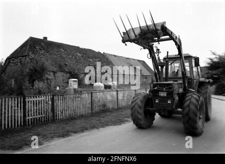 Germania, Severin, 22.09.1998, trattore di fronte alle scuderie fatiscenti della casa padronale di fronte, chiamato il castello nel villaggio ..., . [traduzione automatizzata] Foto Stock