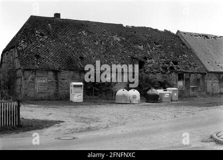 Germania, Severin, 22.09.1998, le vecchie scuderie dilapidate della casa padronale di fronte (chiamato il castello nel villaggio), . [traduzione automatizzata] Foto Stock