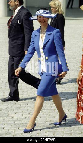 Regina Silvia della Svezia in visita a Bonn , aprile 1993 [traduzione automatizzata] Foto Stock