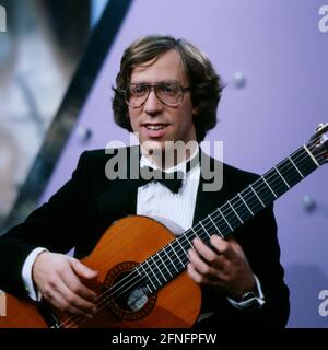 Eliot Fisk, Amerikaner, Klassische Musik Gitarrist, an der Gitarre, 1983. Eliot Fisk, chitarrista di musica classica americana, alla chitarra 1983. Foto Stock