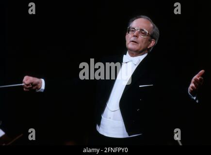 Wolfgang Sawallisch, deutscher Dirigent und pianist, Generalmusikdirektor der Bayerischen Staatsoper, Aufnahme bei einem Konzert, 1990. Wolfgang Sawallisch, direttore e pianista tedesco, direttore musicale generale dell'Opera di Stato bavarese, foto durante un concerto, 1990. Foto Stock