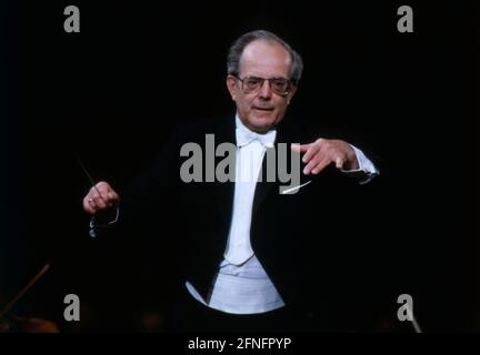 Wolfgang Sawallisch, deutscher Dirigent und pianist, Generalmusikdirektor der Bayerischen Staatsoper, Aufnahme bei einem Konzert, 1990. Wolfgang Sawallisch, direttore e pianista tedesco, direttore musicale generale dell'Opera di Stato bavarese, foto durante un concerto, 1990. Foto Stock