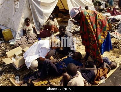 ZAIRE : rifugiati ruandesi in un campo vicino a Goma : un'infermiera di MSF aiuta un rifugiato malato di colera , luglio 1994 [traduzione automatizzata] Foto Stock