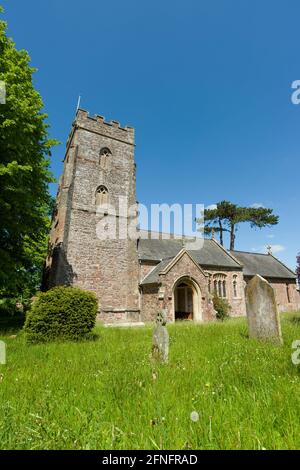 La Chiesa di San Pietro e San Paolo nel villaggio di Over Stowey nelle colline di Quantock, Somerset, Inghilterra. Foto Stock