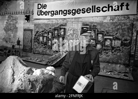 'L'artista ben Wargin nel Lindentunnel, progetto nel vecchio tunnel del tram sotto la strada ''Unter den Linden'', con scatole del suo ''Aktion Schuhkarton'' (storie in shoeboxes, di celebrità, artisti, persone, bambini, Alunni, ecc.), Germania, Berlino, 10.02.1998, [traduzione automatizzata]" Foto Stock