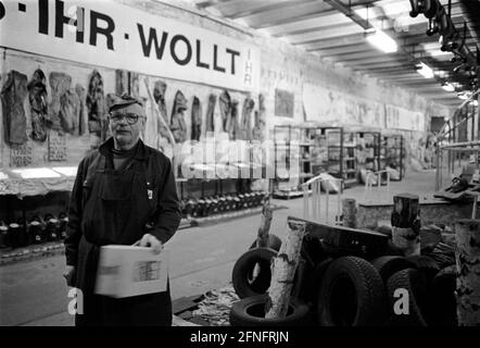 'L'artista ben Wargin nel Lindentunnel, progetto nel vecchio tunnel del tram sotto la strada ''Unter den Linden'', con scatole del suo ''Aktion Schuhkarton'' (storie in shoeboxes, di celebrità, artisti, persone, bambini, Alunni, ecc.), Germania, Berlino, 10.02.1998, [traduzione automatizzata]" Foto Stock