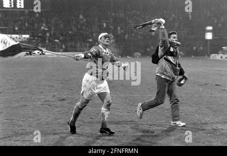 CALCIO 1. BUNDESLIGA STAGIONE 1993/1994 Quarterfinal SV Werder Bremen - RSC Anderlecht 08.12.1993 Ulrich Borowka (a sinistra, SV Werder Bremen) si acclama con bandiera e tifoso dopo il fischio finale. FOTO: WEREK Press Photo Agency xxNOxMODELxRELEASExx [traduzione automatica] Foto Stock