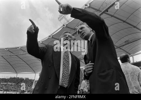 CALCIO 1a STAGIONE DELLA LEGA FEDERALE 1992/1993 34esima giornata VfB Stoccarda - SV Werder Bremen 05.06.1993 il presidente Gerhard MAYER-VORFELDER (a sinistra) e il manager Dieter HOENESS (a destra entrambe Stoccarda) parlano prima della partita. FOTO: WEREK Press Photo Agency xxNOxMODELxRELEASExx [traduzione automatica] Foto Stock