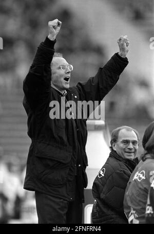 FUSSBALL 1. BUNDESLIGA SAISON 1993/1994 Bayern Muenchen - MSV Duisburg 26.02.1994 Coach Franz Beckenbauer (FC Bayern Muenchen) Cheers PHOTO: WEREK Pressebildagentur xxNOxMODELxRELEASExx [traduzione automatica] Foto Stock