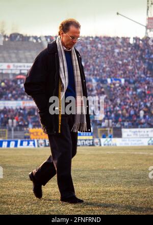 CALCIO 1a STAGIONE DELLA LEGA FEDERALE 1993/1994 VfB Leipzig - FC Bayern Muenchen 19.02.1994 Coach Franz Beckenbauer (Bayern Muenchen) nello Stadio Centrale di Lipsia FOTO: WEREK Press Photo Agency xxNOxMODELxRELEASExx [traduzione automatizzata] Foto Stock