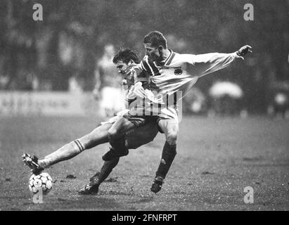 CALCIO 1. BUNDESLIGA STAGIONE 1993/1994 Quarterfinal SV Werder Bremen - RSC Anderlecht 08.12.1993 Dietmar Beiersdorfer (a sinistra, Werder Bremen) può difendersi contro Danny FOTO: WEREK Pressebildagentur xxNOxMODELxRELEASExx [traduzione automatica] Foto Stock