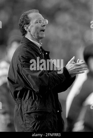 FUSSBALL 1. BUNDESLIGA SAISON 1993/1994 Bayern Muenchen - 1. FC Koeln 02.04.1994 Coach Franz Beckenbauer (FC Bayern Muenchen) PHOTO: WEREK Pressebildagentur xxNOxMODELxRELEASExx [traduzione automatica] Foto Stock