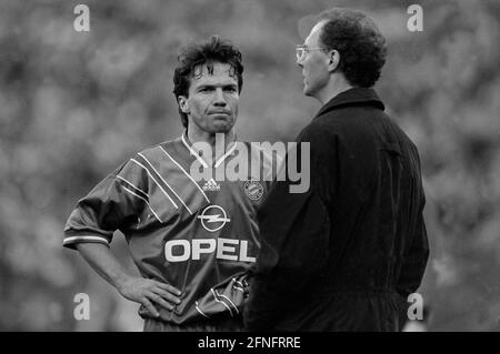 FUSSBALL 1. BUNDESLIGA SAISON 1993/1994 Bayern Muenchen - MSV Duisburg 26.02.1994 Coach Franz Beckenbauer (a destra) e Lothar Matthaeus (a destra, entrambi FC Bayern Muenchen) FOTO: WEREK Pressebildagentur xxNOxMODELxRELEASExx [traduzione automatica] Foto Stock