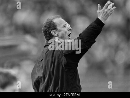 FUSSBALL 1. BUNDESLIGA SAISON 1993/1994 Bayern Muenchen - 1. FC Koeln 02.04.1994 Coach Franz Beckenbauer (FC Bayern Muenchen) PHOTO: WEREK Pressebildagentur xxNOxMODELxRELEASExx [traduzione automatica] Foto Stock