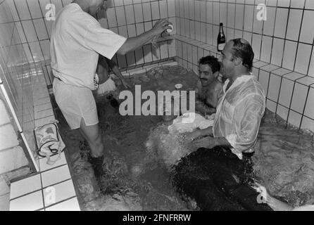 CALCIO 1a STAGIONE DELLA LEGA FEDERALE 1992/1993 34esima Giornata VfB Stoccarda - SV Werder Bremen 05.06.1993 Presidente Dr. Franz BOEHMERT (Bremen Mitte) in piscina. FOTO: WEREK Press Photo Agency xxNOxMODELxRELEASExx [traduzione automatica] Foto Stock