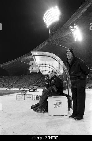FUSSBALL 1. BUNDESLIGA SAISON 1993/1994 Bayern Muenchen - VfB Stuttgart 16.02.1994 Coach Franz Beckenbauer (FC Bayern Muenchen) PHOTO: WEREK Press Picture Agency xxNOxMODELxRELEASExx [traduzione automatizzata] Foto Stock