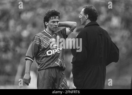 FUSSBALL 1. BUNDESLIGA SAISON 1993/1994 Bayern Muenchen - MSV Duisburg 26.02.1994 Coach Franz Beckenbauer (a destra) e Lothar Matthaeus (a destra, entrambi FC Bayern Muenchen) FOTO: WEREK Pressebildagentur xxNOxMODELxRELEASExx [traduzione automatica] Foto Stock