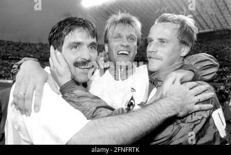 SV Werder Bremen Chiudi l'allenatore Thomas Schaaf. La nostra foto d'archivio mostra: FUSSBALL DFB Pokal SAISON 1987/1988 FINALE SV Werder Bremen - 1. FC Koeln 22.06.1991 Final Cheer: Mirko Miroslav Votava, Thomas Wolter e Thomas Schaaf (f.l, All SV Werder Bremen) PHOTO: WEREK Pressebildagentur xxNOxMODELxRELEASExx [traduzione automatica] Foto Stock