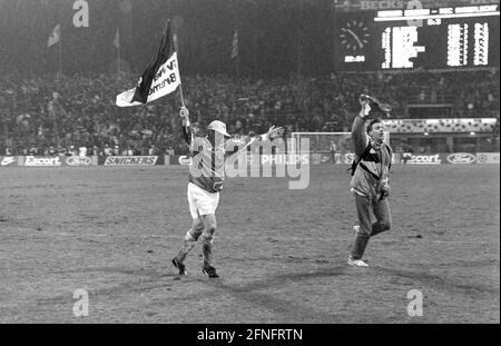 CALCIO 1. BUNDESLIGA STAGIONE 1993/1994 Quarterfinal SV Werder Bremen - RSC Anderlecht 08.12.1993 Ulrich Borowka (a sinistra, SV Werder Bremen) si acclama con bandiera e tifoso dopo il fischio finale. Il quadro di valutazione mostra il risultato storico di 5:3. FOTO: WEREK Press Photo Agency xxNOxMODELxRELEASExx [traduzione automatica] Foto Stock