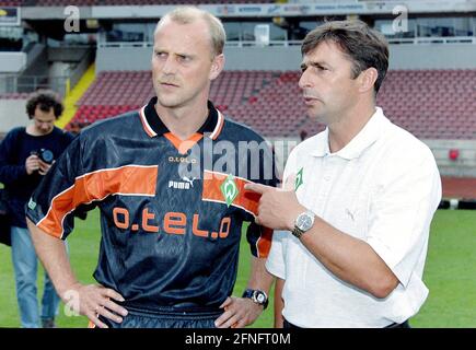 SV Werder Bremen Chiudi l'allenatore Thomas Schaaf. Il nostro archivio foto mostra: CALCIO 1° CAMPIONATO DELLA LEGA FEDERALE 1999/2000 Coach Thomas Schaaf (a sinistra) e manager Klaus Allofs (a destra, entrambi Werder Bremen) si presentano ai fotografi in occasione della riunione di squadra del 15.07.1999 FOTO: WEREK Press Photo Agency xxNOxMODELxRELEASExx [traduzione automatizzata] Foto Stock