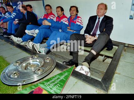 Calcio 1 Bundesliga 1996/1997 34° incontro 31.05.1997 campione tedesco 1997 FC Bayern Muenchen Manager Uli Hoeness con trofeo di campionato e medico di squadra Dr. Wolfgang Peter, fisioterapista Alfred Binder, fisioterapista Wolfgang Gebhardt, assistente allenatore Norbert Hauenstein, portiere Bernd Dreher, Dietmar Hamann e Markus Muench (da destra) FOTO: WEREK Pressebildagentur xxNOxMODELxRELEASExx [traduzione automatica] Foto Stock