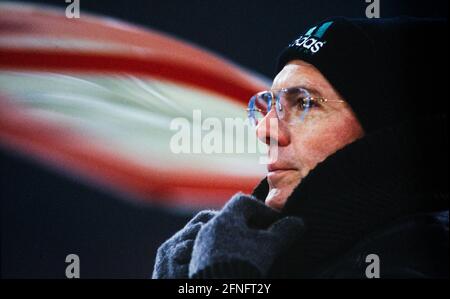 FUSSBALL 1. BUNDESLIGA SAISON 1993/1994 FC Bayern Muenchen - VfB Stuttgart 13.02.1994 Coach Franz Beckenbauer (Bayern Muenchen) PHOTO: WEREK Press Picture Agency xxNOxMODELxRELEASExx [traduzione automatizzata] Foto Stock