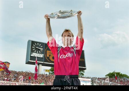 Calcio 1 Bundesliga 1997/1998 34° incontro 09.05.1998 campione tedesco 1998, 1° FC Kaiserslautern Andreas Brehme presenta LA FOTO del trofeo di campionato: WEREK Pressebildagentur xxNOxMODELxRELEASExx [traduzione automatica] Foto Stock