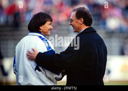FUSSBALL 1. BUNDESLIGA SAISON 1993/1994 FC Bayern Muenchen - MSV Duisburg 26.02.1994 Coach Franz Beckenbauer (destra, Bayern Muenchen) con Coach Ewald Lienen (sinistra, Duisburg) FOTO: WEREK Pressebildagentur xxNOxMODELxRELEASExx [traduzione automatica] Foto Stock