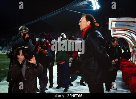 FUSSBALL 1. BUNDESLIGA SAISON 1993/1994 FC Bayern Muenchen - VfB Stuttgart 13.02.1994 Coach Franz Beckenbauer (Bayern Muenchen) al centro dei fotografi FOTO: WEREK Pressebildagentur xxNOxMODELxRELEASExx [traduzione automatica] Foto Stock