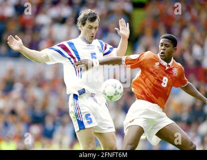 CAMPIONATO europeo DI CALCIO 1996 Francia - Paesi Bassi Quarterfinal 22.06.1996 Laurent BLANC (Francia sinistra) contro Patrick KLUIVERT (Paesi Bassi) FOTO: WEREK Press Picture Agency xxNOxMODELxRELEASExx [traduzione automatica] Foto Stock