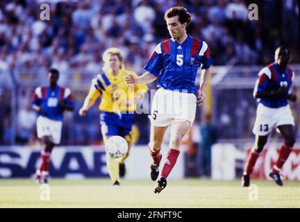 CAMPIONATO europeo DI CALCIO 1992 Svezia - Francia 10.06.1992 Laurent BLANC (Francia) sulla palla. FOTO: WEREK Press Photo Agency xxNOxMODELxRELEASExx [traduzione automatica] Foto Stock