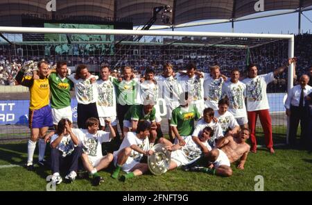 Calcio 1a stagione Bundesliga 1992/1993 VfB Stuttgart - SV Werder Bremen 05.06.1993 la squadra SV Werder Bremen celebra il campionato: Oliver RECK, Frank NEUBARTH, Uwe HARTGEN, Bernd HOBSCH, Thomas SCHAAF, Klaus Allofs, Dietmar BEIERSDOFER, Rune BRATSETH, Dieter EILTS, Ulrich BOROWKA, Guenter HERRMANN (back flnr), Marco BODE, Andreas HERZOG, Stefan KOHN, Thomas WOLTER, Mirko VOTAVA, Wynton RUFER, Manfred BOCKENFELD, Frank ROST (front flnr) cheer PHOTO: WEREK Press Photo Agency xxNOxMODELxRELEASExx [traduzione automatica] Foto Stock