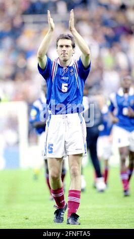 CAMPIONATO europeo DI CALCIO 1996 Francia - Romania 10.06.1996 Laurent BLANC (Francia) applaude FOTO: WEREK Press Photo Agency xxNOxMODELxRELEASExx [traduzione automatizzata] Foto Stock