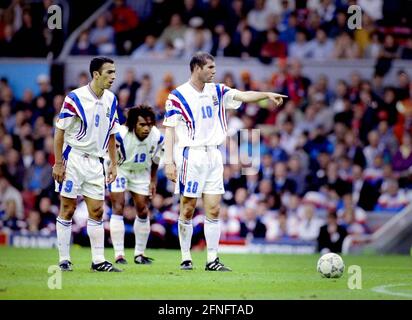 CAMPIONATO europeo DI CALCIO 1996 Francia - Olanda Quarterfinal 22.06.1996 Your DJORKAEFF (sinistra), Zinedine ZIDANE (destra entrambe le Francia) PHOTO: WEREK Press Photo Agency xxNOxMODELxRELEASExx [traduzione automatica] Foto Stock