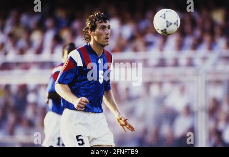 CAMPIONATO europeo DI CALCIO 1992 Svezia - Francia 10.06.1992 Laurent BLANC (Francia) sulla palla. FOTO: WEREK Press Photo Agency xxNOxMODELxRELEASExx [traduzione automatica] Foto Stock