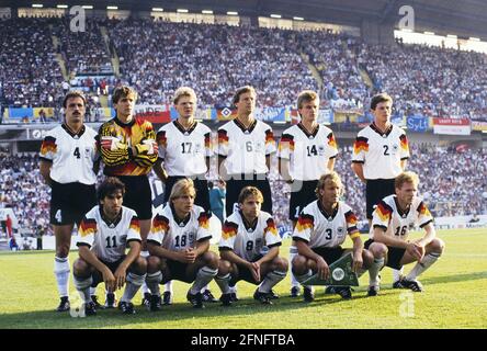 CAMPIONATO europeo DI CALCIO 1992 Danimarca - Germania finale 26.06.1992 Foto della squadra Germania: Juergen Kohler, portiere Bodo Illgner, Stefan Effenberg, Guido Buchwald, Thomas Helmer, Stefan Reuter (indietro da sinistra) Karl Heinz Riedle, Juergen Klinsmann, Thomas Haessler, Andreas Brehme, Matthias Sammer (davanti a destra) FOTO: WEREK Pressebildagentur xxNOxMODELxRELEASExx [traduzione automatica] Foto Stock