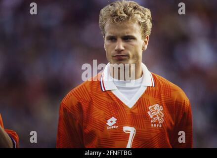 CAMPIONATO europeo DI CALCIO 1992 Paesi Bassi - Danimarca Semifinale 22.06.1992 Dennis BERGKAMP (Paesi Bassi) in ritratto. FOTO: WEREK Press Photo Agency xxNOxMODELxRELEASExx [traduzione automatica] Foto Stock