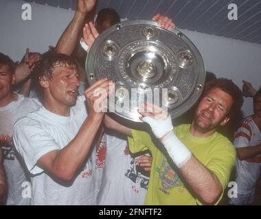 Calcio, 1a stagione Bundesliga 1991/1992 campione tedesco 1992 VfB Stoccarda 16.05.1992 Guido BUCHWALD (a sinistra) e portiere Eike IMMEL (a destra) con LA FOTO del trofeo del campionato: WEREK Pressebildagentur xxNOxMODELxRELEASExx [traduzione automatica] Foto Stock